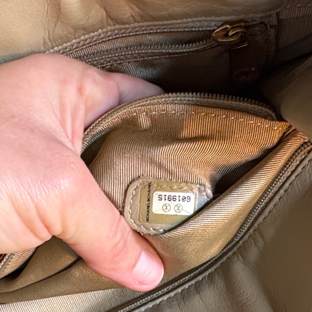 CHANEL Beige Tote with Wooden Handles - Picture 11 of 17
